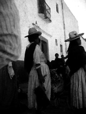 Mujeres de condición humilde vendiendo pollos en la calle