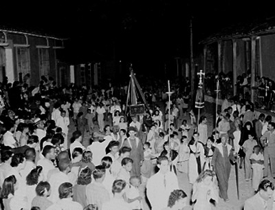 Procesión religiosa en una población rural