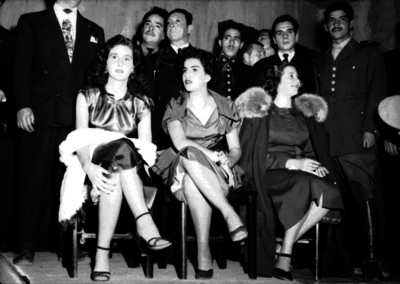 Rosita Arenas con candidatas a Reina de la Primavera durante el cómputo