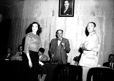 Rosita Arenas candidata a Reina de la Primavera junto al jurado calificador durante los resultados del concurso