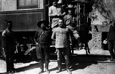 Alvaro Obregón con Eugenio Martínez, Plutarco Elias Calles y Francisco R. Serrano, junto a un vagón de ferrocarril