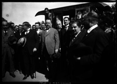 Alvaro Obregón es recibido en la estación del ferrocarril en Mixquiahuala