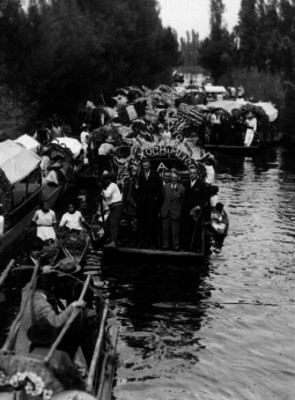 Diaz en compañía de otros individuos a bordo de trajineras en Xochimilco