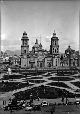 Vida cotidiana en la plaza Constitución frente a la catedral Metropolitana
