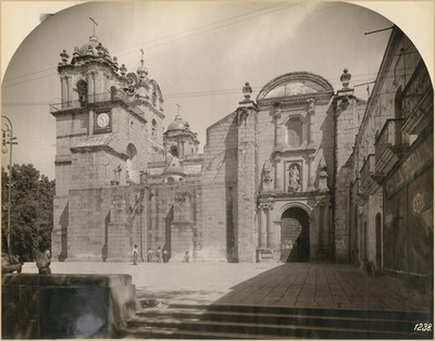 Portada en el costado derecho de la Catedral de Nuestra Señora de la Asunción