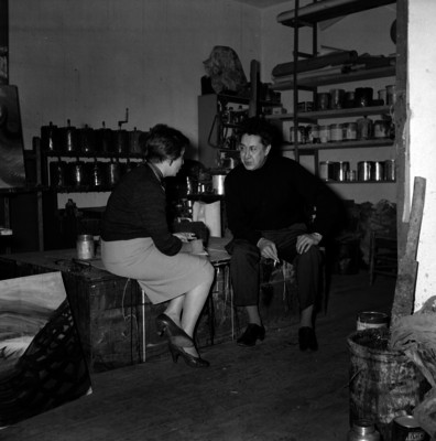 Mujer entrevista a David Alfaro Siqueiros