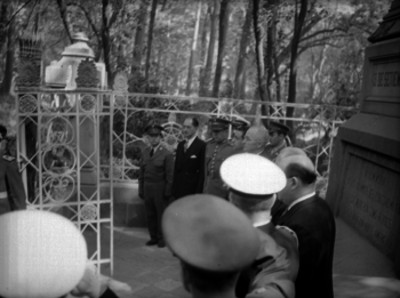 Harry S. Truman haciendo guardia ante el monumento de los Niños Héroes