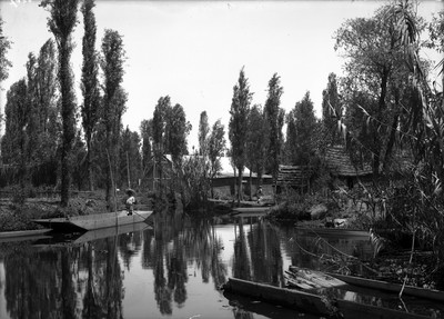 Indígena sobre una trajinera en el canal de Xochimilco