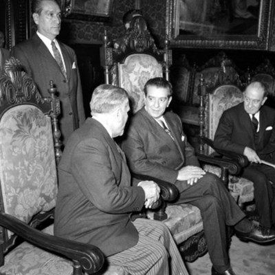 Adolfo López Mateos conversando con el embajador de Cuba Salvador Massip, en Palacio Nacional