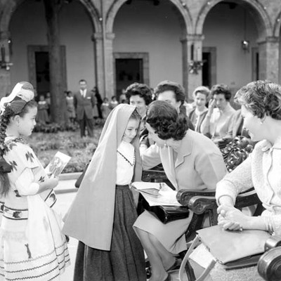 Eva Sámano de López Mateos conversando con una niña en los patios del hospicio Cabañas
