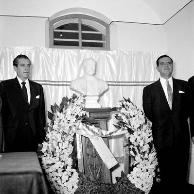 Adolfo López Mateos y Francisco Martínez de la Vega montando guardia ante un monumento durante su gira por S.L.P.