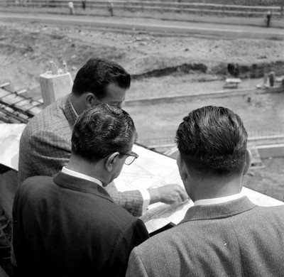 Adolfo López Mateos observando un plano, durante su visita a las obras del Anillo Periférico, en la Cd. de México