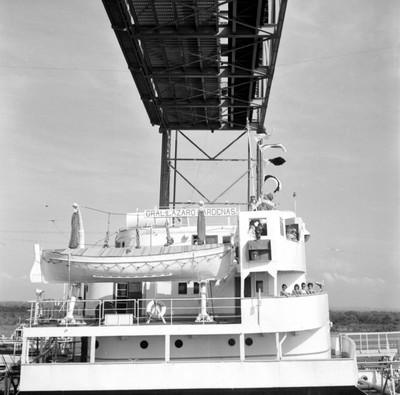 Embarcación pasando por debajo del puente Coatzacoalcos