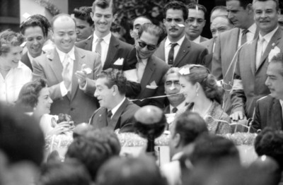 Adolfo López Mateos recibiendo un diploma durante homenaje que le ofrecio la industria del cine