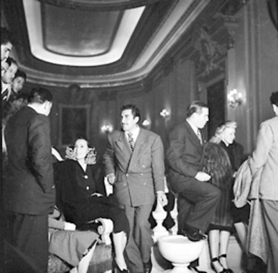 Emilio Fernández y Dolores del Río conversando con actores en la premier de la película El Gran Hotel