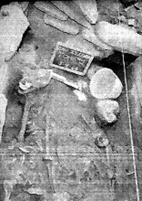 Vista parcial de tumba en excavación