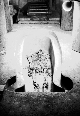 Vista de la osamenta de Pakal en su sarcófago de piedra