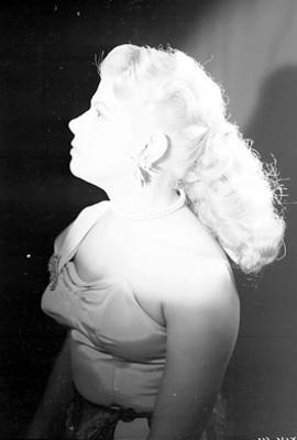 Ninón Sevilla, bailarina y actriz, porta vestido estraple, retrato de perfil
