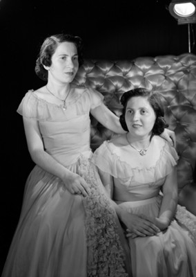 Toni con Rosi Grünschlag en un sofa