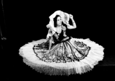 Dora Maria, cantante, sentada con vestido folklorico y manto en la cabeza, retrato