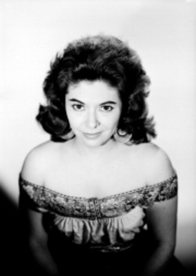Dora Maria, cantante, con traje folklorico, retrato