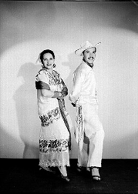 Ladislao Pineda y pareja, durante baile regional, portan trajes folkloricos, retrato