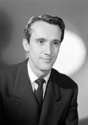 Thomas Riste, actor, viste de traje y corbata, retrato