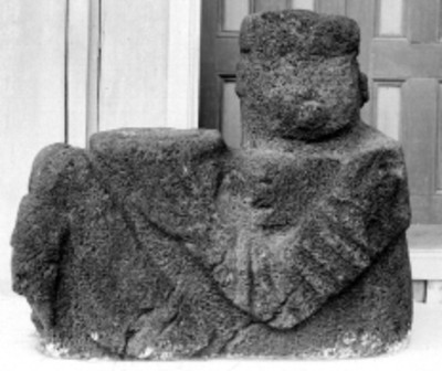 Escultura de Chac-Mool en una sala de museo