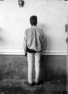 Hombre purépecha de espalda, retrato
