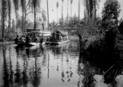 Gente pasea en una trajinera en Xochimilco