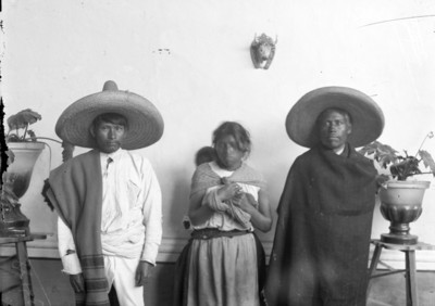 Mujer y hombres purépechas de frente, retrato de grupo