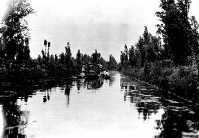 Gente en canoas sobre un canal de Xochimilco, vista general