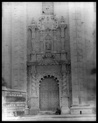 Iglesia, fachada principal, vista parcial