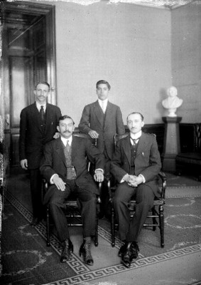 Félix Fulgencio Palavicini junto a otros hombres, retrato de grupo