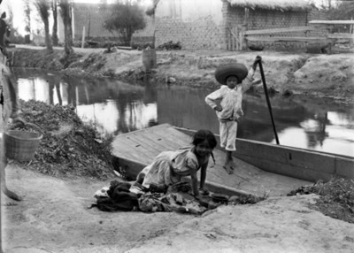 Niños indígenas junto a un canal de Ixtacalco, retrato