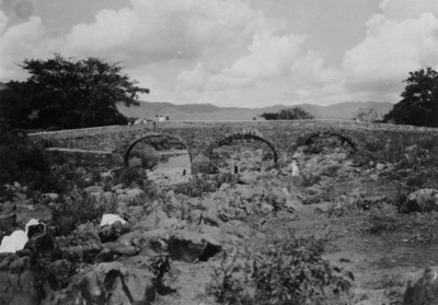 Gente sobre un puente peatonal