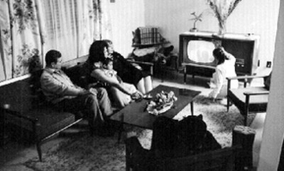 Familia observan un programa de televisión