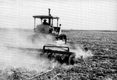 Buldozer en un campo de cultivo