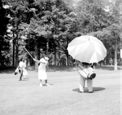 Mujer juega golf en un campo