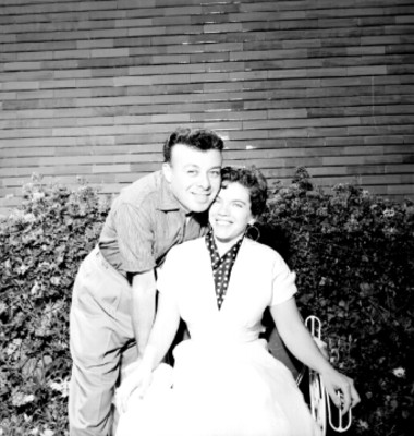 Hesiquio Aguilar y esposa en un jardín, retrato