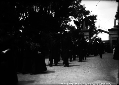 Aristócratas visitan la tumba de la familia Dublan en el panteón francés