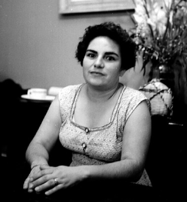 Esposa de Miguel Salas Anzúres en el corredor de su casa, retrato