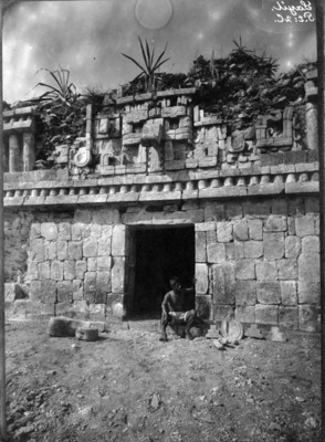 Hombre sentado al exterior de un edificio de Sayil