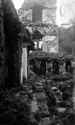 Hombres al exterior de la Torre de El Palacio