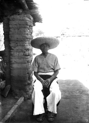 Anciano purépecha sentado, retrato