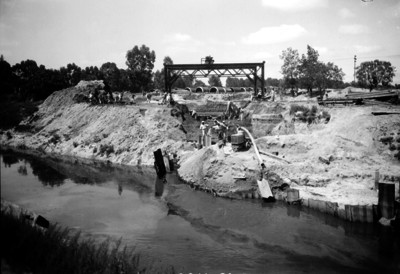 Hombres trabajan durante proceso constructivo del "Gran Canal" del desagüe