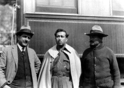 Militares frente a ferrocarril, retrato de grupo