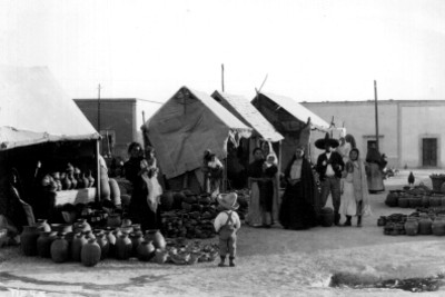 Familias en sus puestos de cerámica, retrato