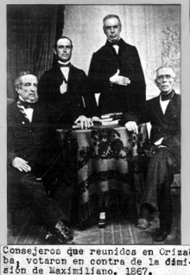 Consejeros que votaron en contra de la dimisión de Maximiliano, retrato de grupo, reprografía