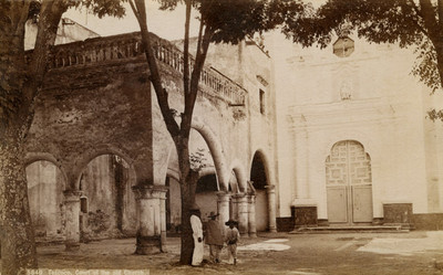 Claustro e iglesia de Texcoco, "5640. Texcoco. Court of old Church"